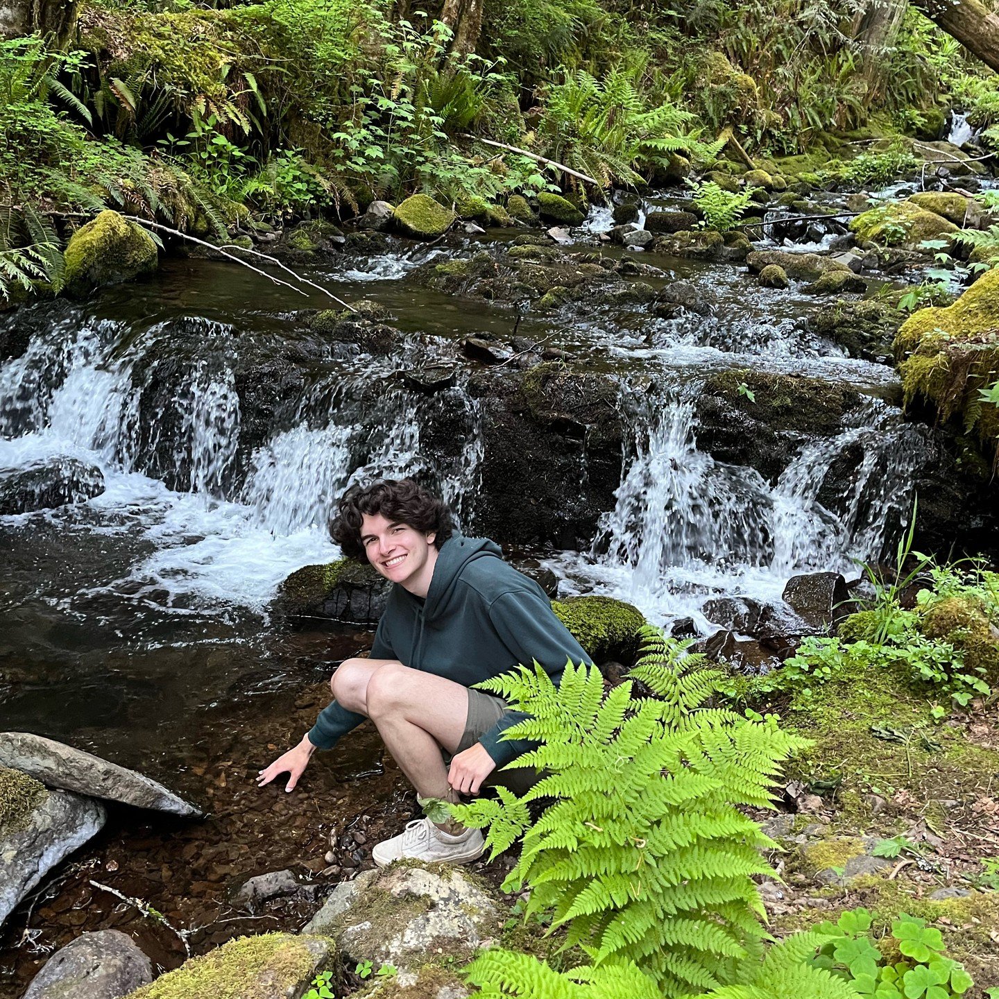 We're so excited to introduce our new Watershed Education Coordinator, Alex Shoulders. This photo embodies the joy and enthusiasm that Alex brings to this position. Welcome, Alex- we're glad you're here!#southsantiamwc #southsantiam #lebanonoregon #sweethomeoregon #outdooreducation #workwhereyoulove #watersheds